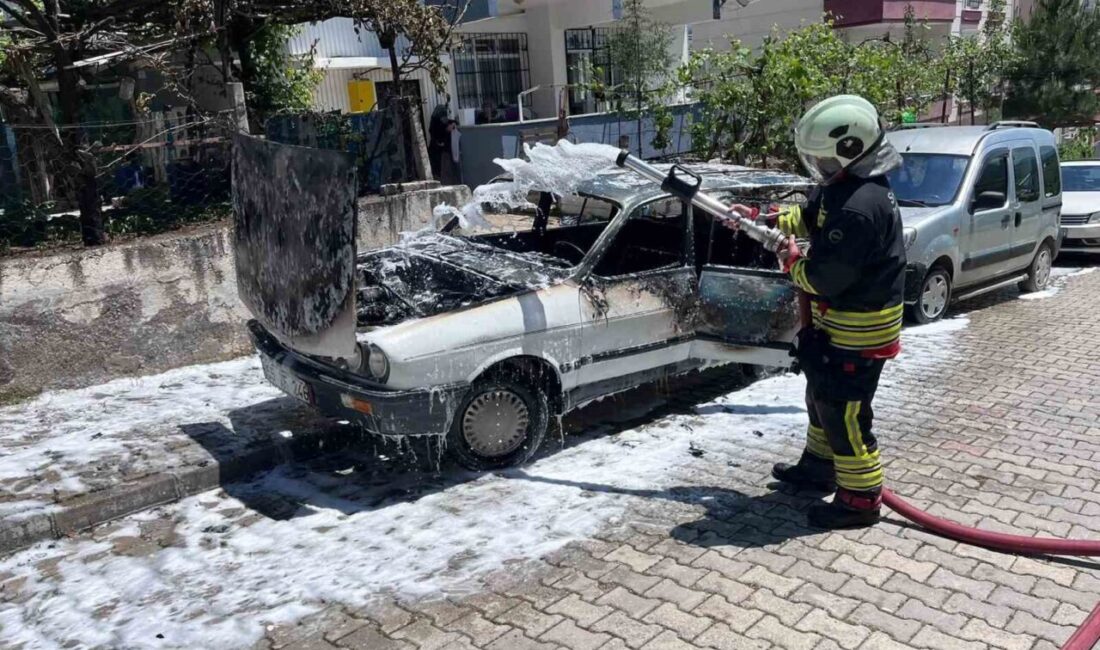 Samsun’un Kavak ilçesinde pazar yerinde park halinde bulunan bir otomobil,