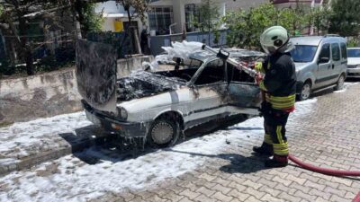 Samsun’un Kavak ilçesinde pazar yerinde park halinde bulunan bir otomobil,