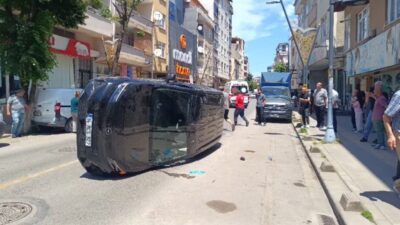 İstanbul’un Pendik ilçesinde sürücüsünün direksiyon hakimiyetini kaybettiği otomobil park halindeki