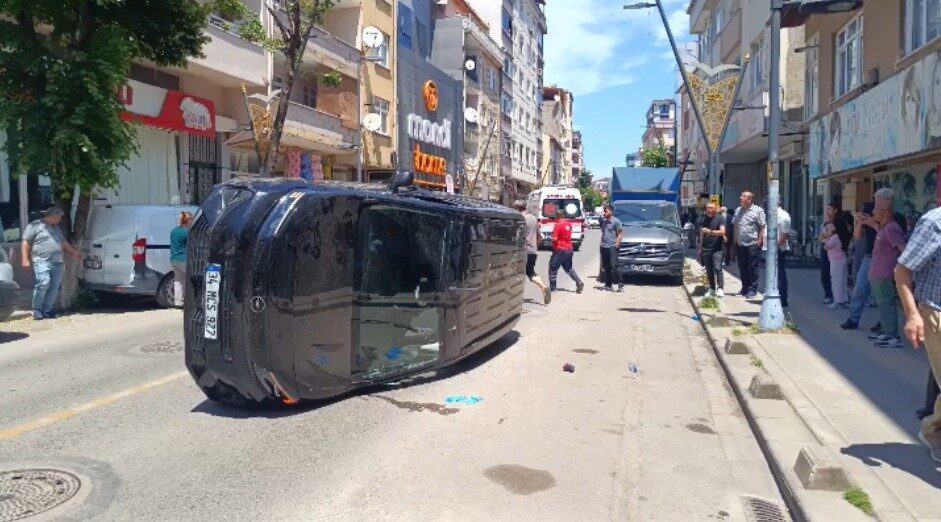 İstanbul’un Pendik ilçesinde sürücüsünün direksiyon hakimiyetini kaybettiği otomobil park halindeki