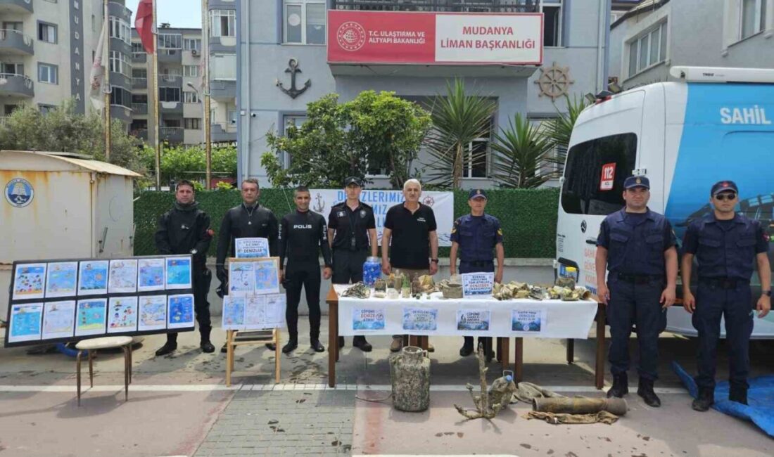 Bursa’nın Mudanya ilçesinde Çevre Haftası çerçevesinde düzenlenen etkinlikte, polis dalgıçlar