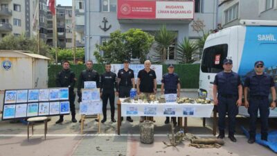 Bursa’nın Mudanya ilçesinde Çevre Haftası çerçevesinde düzenlenen etkinlikte, polis dalgıçlar