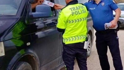 Bilecik’te polis ekipleri araçları tek tek bilgilendirerek sürücüleri dolandırıcılık olaylarına