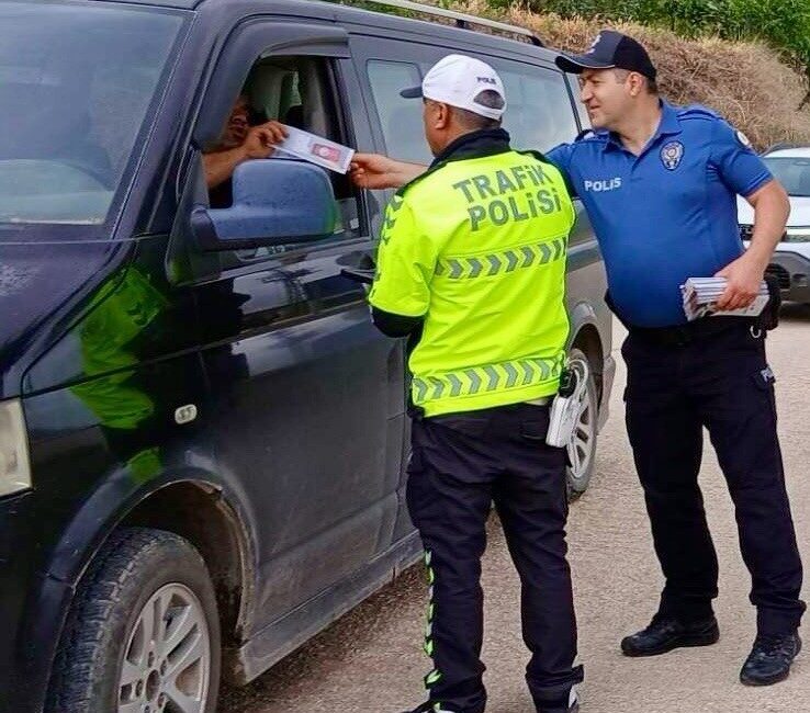 Bilecik’te polis ekipleri araçları tek tek bilgilendirerek sürücüleri dolandırıcılık olaylarına