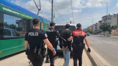 Antalya’da polisin durumundan şüphelendiği ve ekipleri görünce kaçmaya başlayan şahıs
