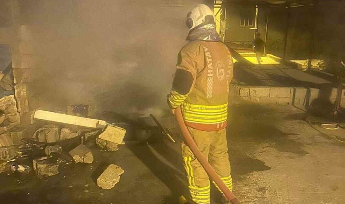 Hatay’da evin çatı katında çıkan yangın, itfaiye ekiplerinin hızlı müdahalesiyle