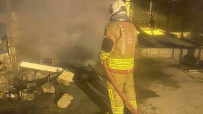 Hatay’da evin çatı katında çıkan yangın, itfaiye ekiplerinin hızlı müdahalesiyle