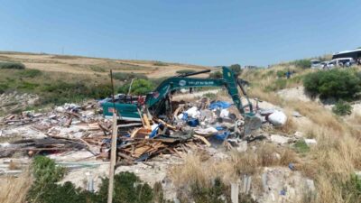 Adana’nın Karataş ilçesinde sahildeki kaçak yapıların yıkım işlemleri sürüyor. Valilik