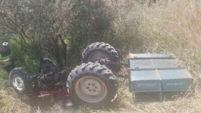 Manisa’nın Yunusemre ilçesinde kontrolden çıkarak zeytinliğe devrilen traktörün sürücüsü hayatını