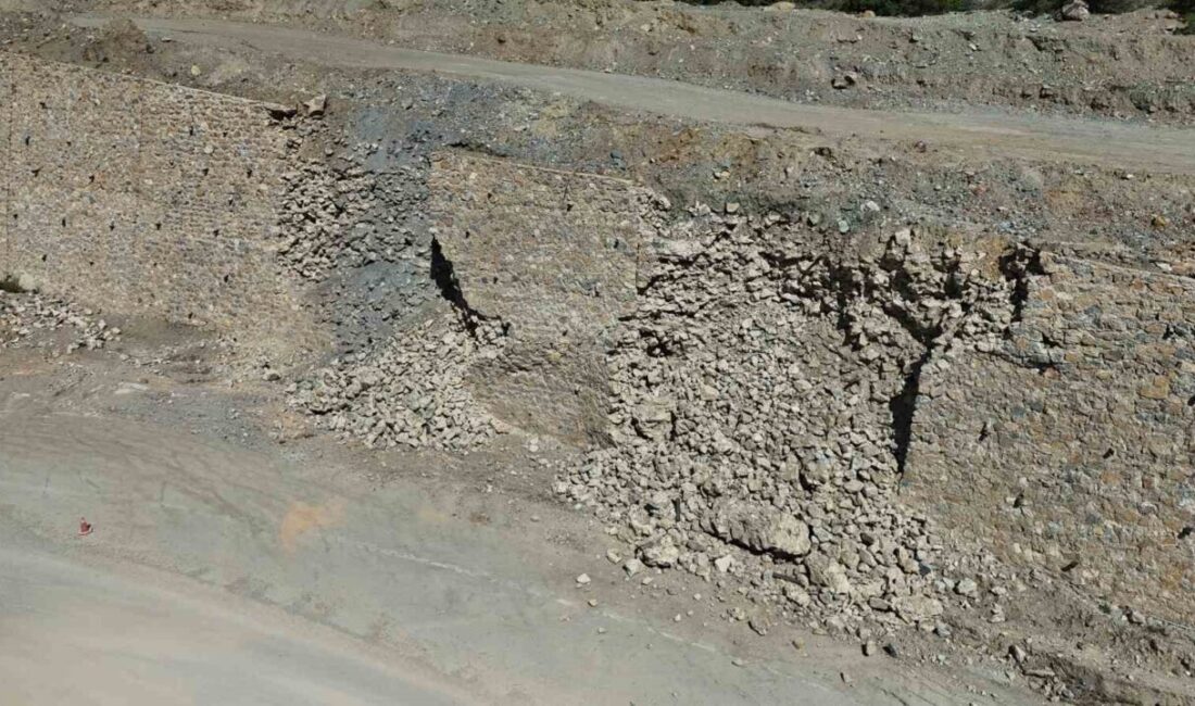 Eskişehir’de yapımı süren kara yolunun taş istinat duvarı yağışlar sonrası