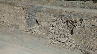 Eskişehir’de yapımı süren kara yolunun taş istinat duvarı yağışlar sonrası