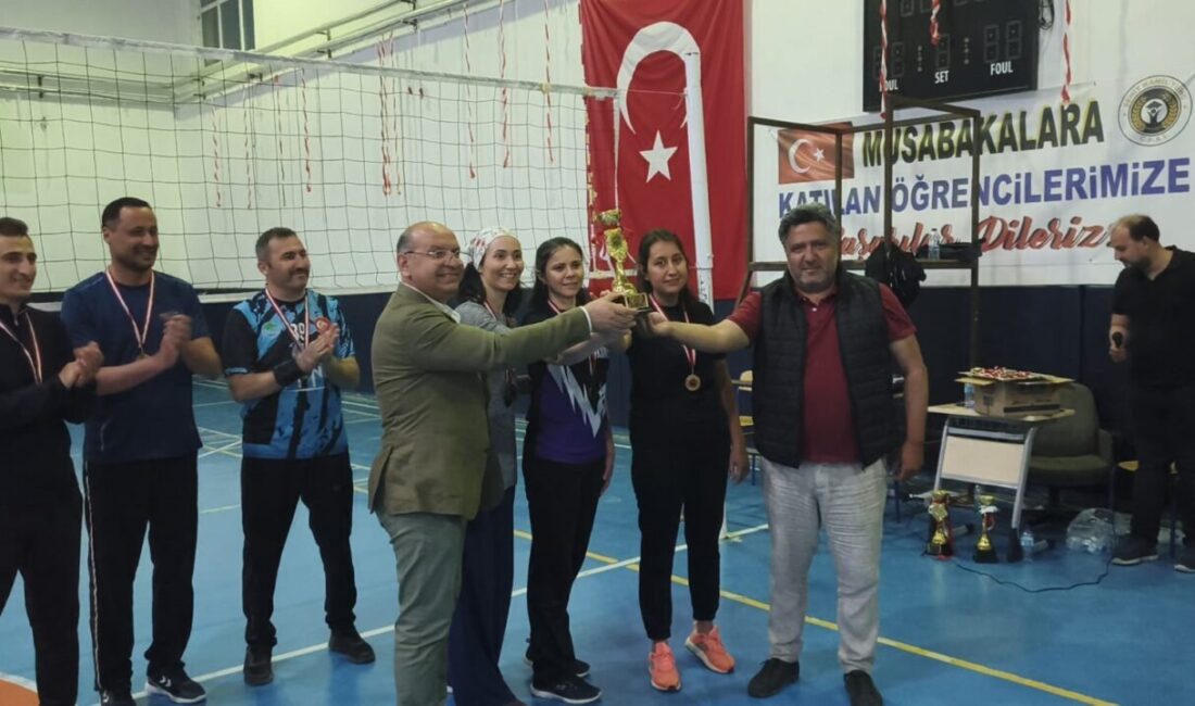 Afyonkarahisar’ın Hocalar ilçesinde Türk Eğitim-Sen tarafından Şehit Öğretmen Fatma Nur