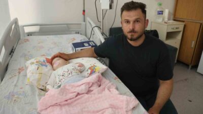 Hatay’da devlet hastanesinde görevli hemşire, serum çıkarma işlemi esnasında sargıyla