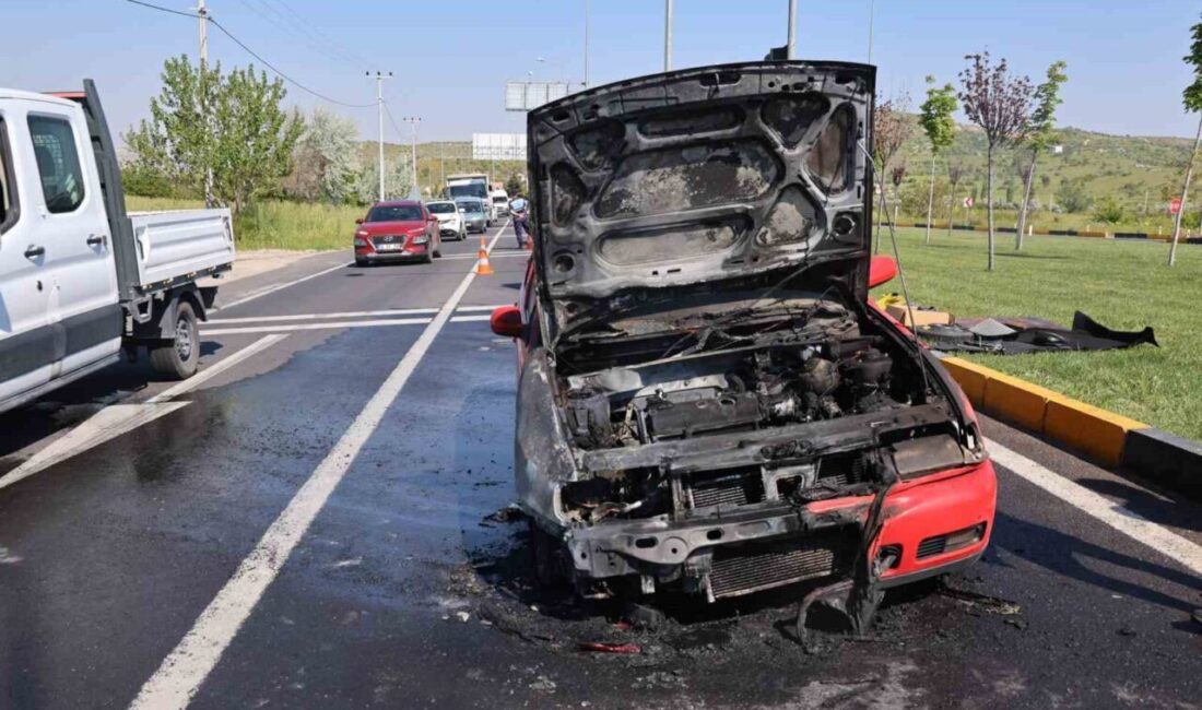 Nevşehir’de seyir halindeki bir otomobilin motor kısmında çıkan yangın paniğe