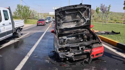 Nevşehir’de seyir halindeki bir otomobilin motor kısmında çıkan yangın paniğe