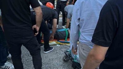 Siirt-Eruh karayolunda kontrolden çıkan tırın devrildiği kazada sürücü ağır yaralandı.