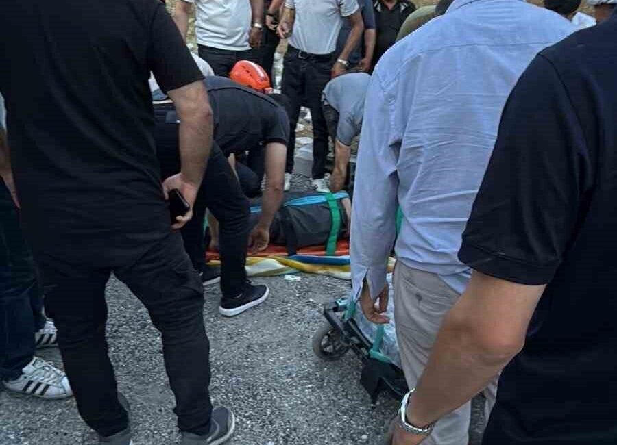 Siirt-Eruh karayolunda kontrolden çıkan tırın devrildiği kazada sürücü ağır yaralandı.