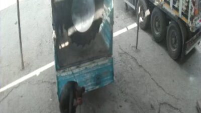 Siirtin Kurtalan ilçesinde bir iş yerinde şişirilen kamyon lastiğinin patlaması