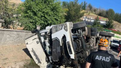 Siirt’te tır ile otomobilin çarpışması sonucu meydana gelen trafik kazasında