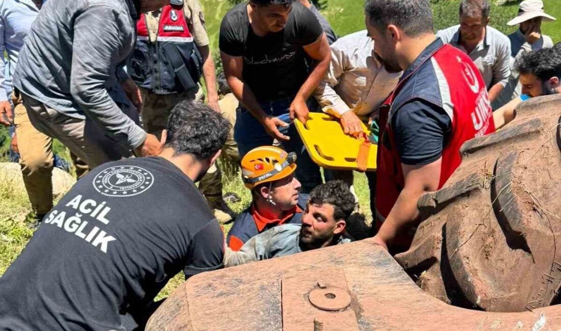 Siirt’in Tillo ilçesinde sürücü, devrilen traktörün altında kalarak ağır yaralandı.