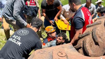 Siirt’in Tillo ilçesinde sürücü, devrilen traktörün altında kalarak ağır yaralandı.