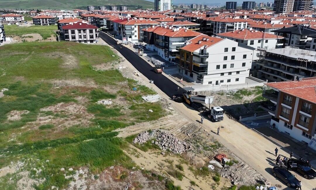 Sincan Belediyesi, ilçe genelinde sürdürdüğü asfalt seferberliği kapsamında çalışmalarına ara