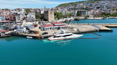 Sinop’ta yan yatan lüks yatın, sancak tarafındaki jet ski çıkartılan