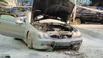 Şişli’de seyir halindeki bir otomobilin motor kısmından yangın çıktı. Alevlere