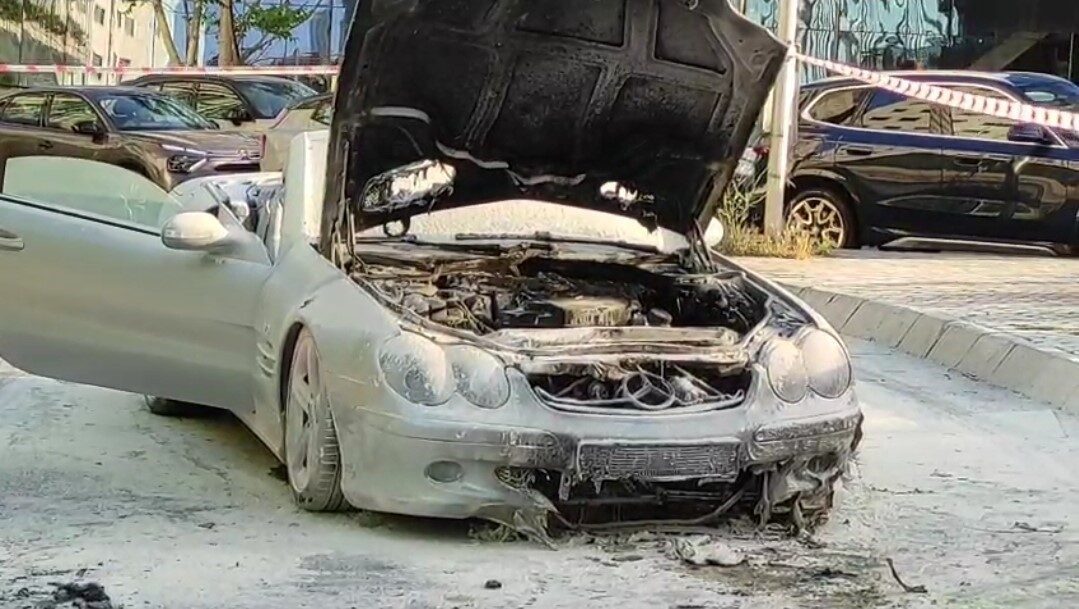 Şişli’de seyir halindeki bir otomobilin motor kısmından yangın çıktı. Alevlere