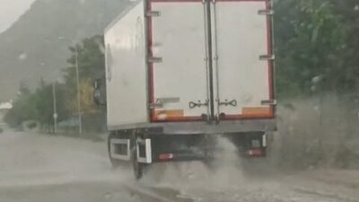 Eskişehir’in Sivrihisar ilçesinde etkisini gösteren sağanak yağış sebebiyle sürücüler ilerlemekte