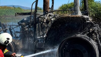 Aydın’ın Söke ilçesine bağlı Atburgazı Mahallesi’nde meydana gelen traktör yangını,