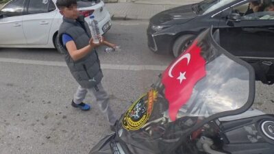 Eskişehir’de trafik ışığının altında su satan çocuk, bir motosikletliye camında