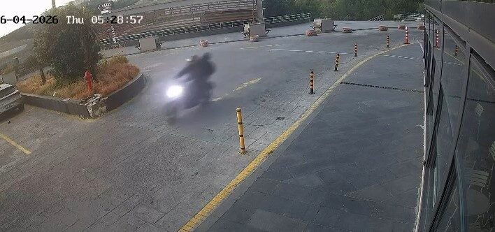 İstanbul’un Sultangazi ilçesinde motosikletli bir şüpheli, alışveriş merkezine silahlı saldırı