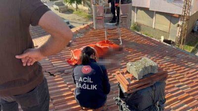 Çorum’un Sungurlu ilçesinde çatıda güneş enerjisi panelini tamir ettiği sırada