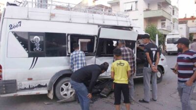 Antalya’nın Serik ilçesinde tarım işçilerini taşıyan iki minibüsün çarpıştığı kazada