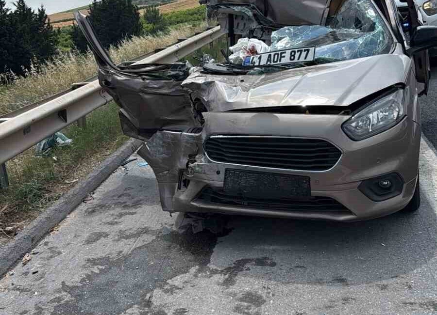 Mersin’in Tarsus ilçesinde hafif ticari araç ile tırın çarpıştığı kazada