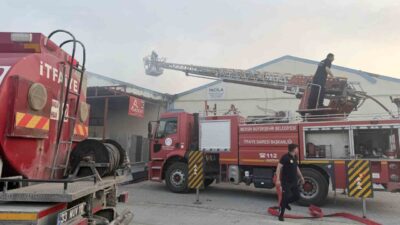 Mersin’in Tarsus ilçesinde bulunan bir iş yerinde çıkan yangın, itfaiye