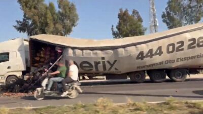 Mersin’n Tarsus ilçesinde virajı alamayan meyve sebze yüklü tırın dorsesinin