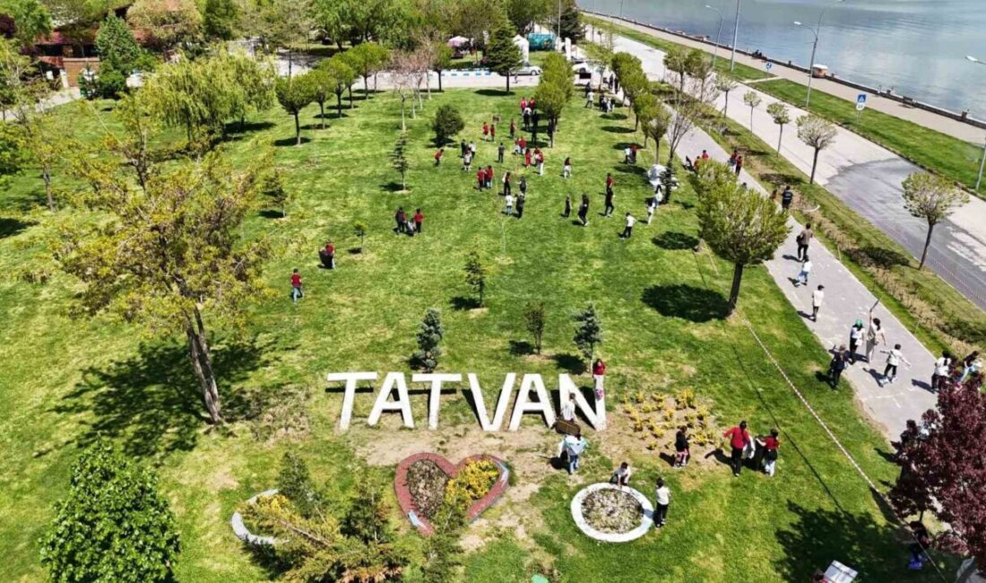 Bitlis’in Tatvan ilçesinde öğrenciler Çevre Haftası kapsamında Van Gölü sahilinde