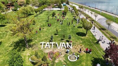 Bitlis’in Tatvan ilçesinde öğrenciler Çevre Haftası kapsamında Van Gölü sahilinde