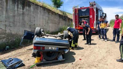 Tekirdağ’ın Malkara ilçesinde kontrolden çıkan otomobilin yaklaşık 3 metrelik menfeze