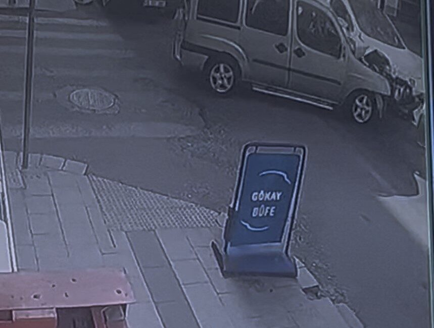 Tekirdağ Çorlu’da ters yönden caddeye çıkan hafif ticari aracın otomobille