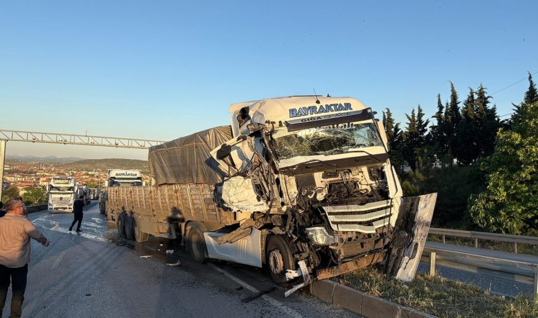 Manisa’nın Kula ilçesinde seyir halindeki tır önce aynı yönde seyir