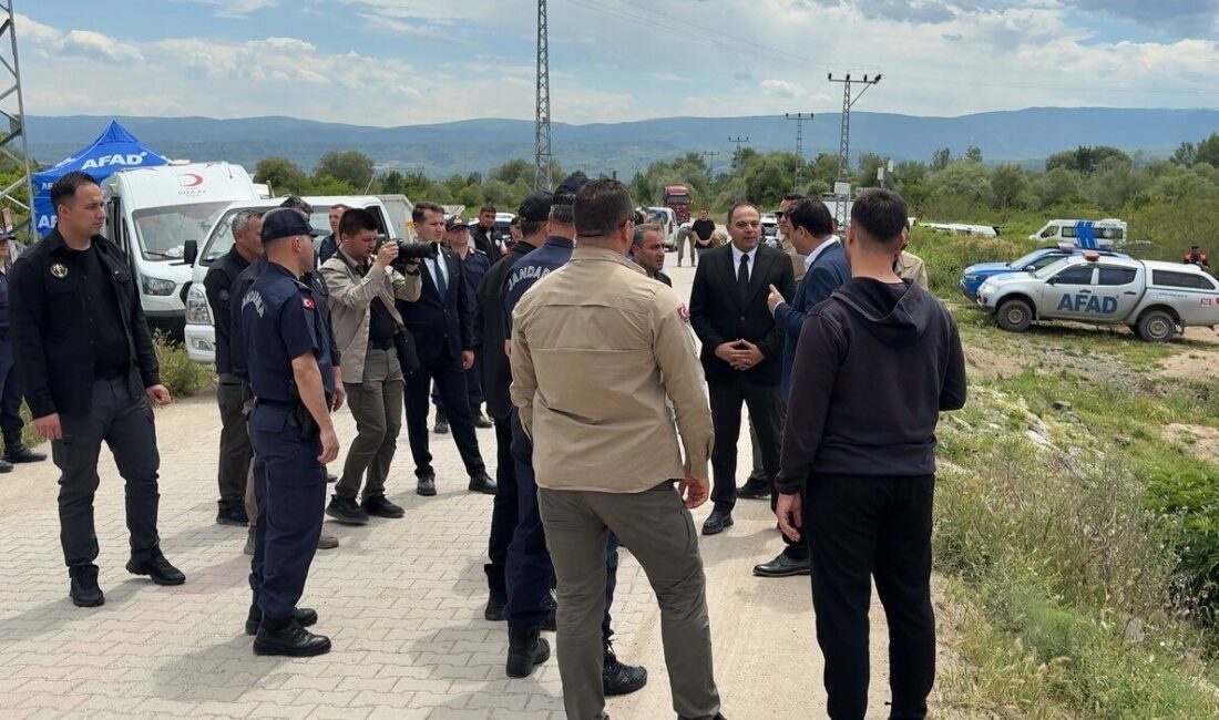 Tokat’ta Kelkit Çayı’na düşerek kaybolan iki kişiyi arama çalışmaları sürüyor.