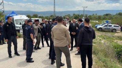 Tokat’ta Kelkit Çayı’na düşerek kaybolan iki kişiyi arama çalışmaları sürüyor.