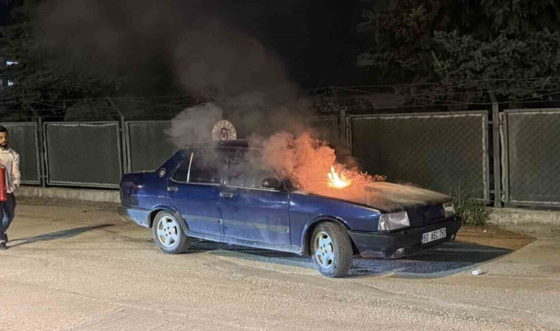 Tokat’ın Erbaa ilçesinde park halindeki otomobilin motor kısmında çıkan yangın,
