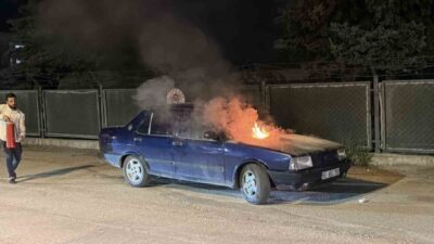 Tokat’ın Erbaa ilçesinde park halindeki otomobilin motor kısmında çıkan yangın,