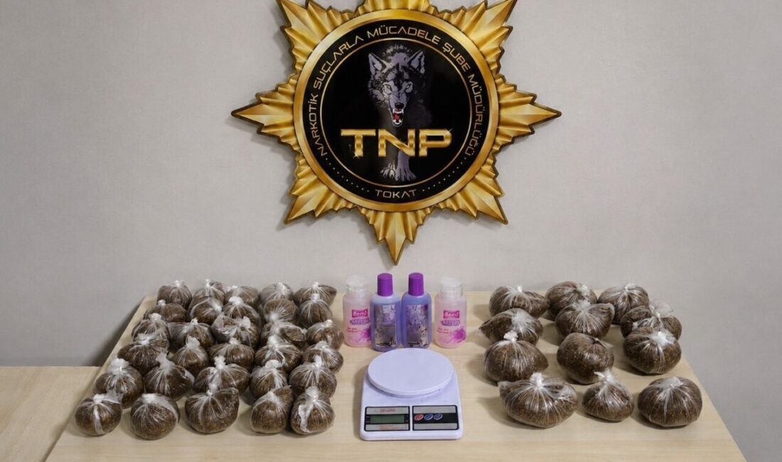 Tokat’ın Niksar ilçesinde uyuşturucu satıcılarına yönelik gerçekleştirilen operasyonda 2 kilo