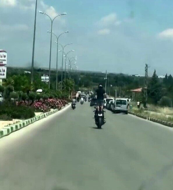 Kilis’te trafikte seyir halindeyken ayağa kalkarak akrobatik hareketler yapan motosiklet
