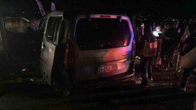 Manisa’da hafif ticari aracın traktöre arkadan çarpması sonucu meydana gelen
